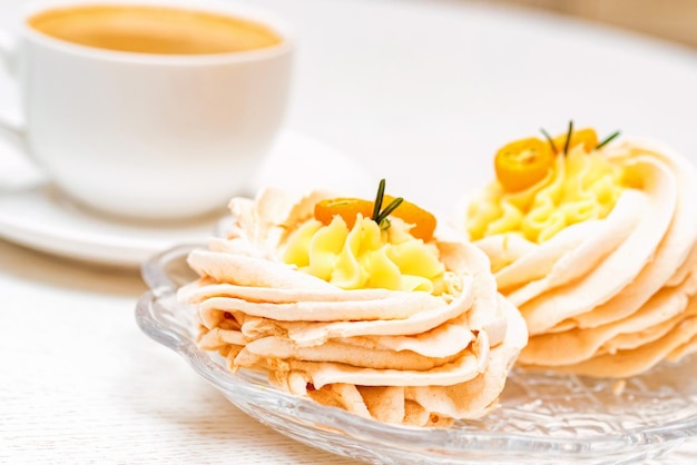 Baisertorte dekoriert mit Kumquat und Kaffee