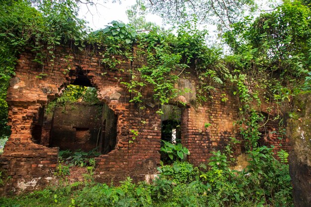 Foto baisrshi zamindar bari ou rajendra babur haveli é uma antiga casa histórica de zamindar em faridpur, bangladesh.