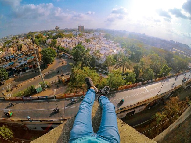 Foto baixa seção de homem por plantas contra o céu