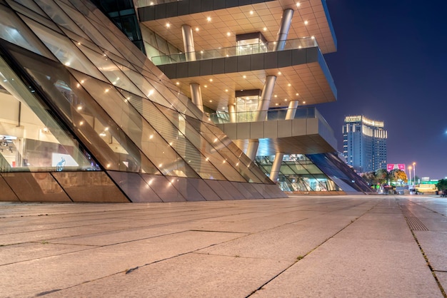 Baixa visão da cena noturna da paisagem local de arquitetura moderna