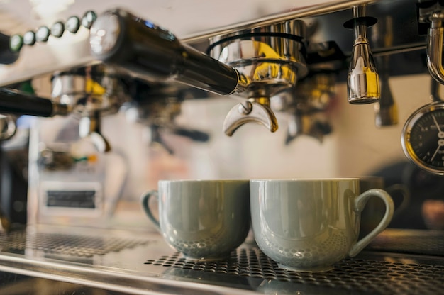 Baixo ângulo da máquina de café com copos