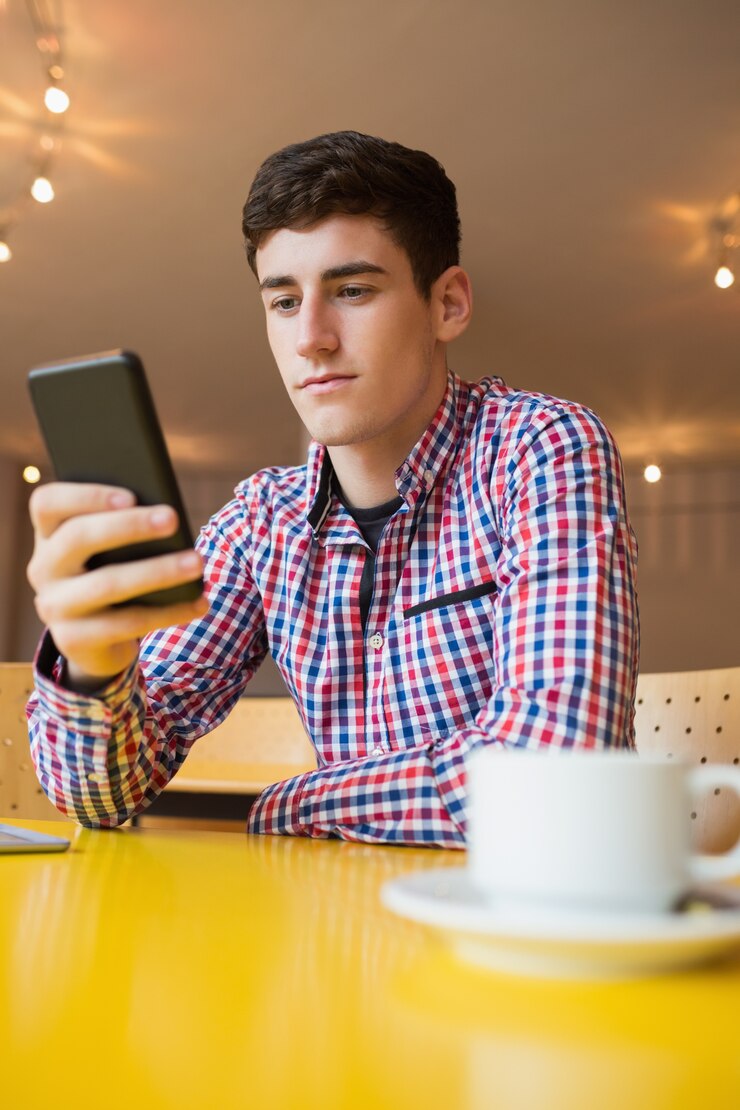 Foto baixo, ângulo, jovem, usando, móvel, telefone