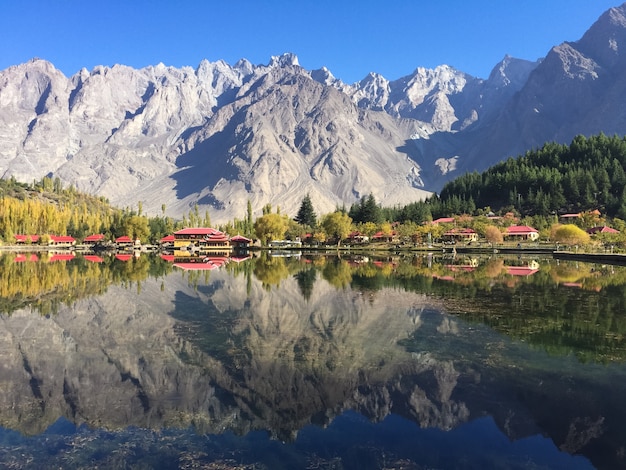 Baixo lago kachula no outono, skardu, gilgit-baltistan, paquistão