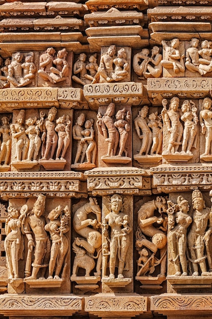 Baixo-relevo de escultura em pedra no famoso local turístico indiano do Templo Vaman, Khajuraho Madhya Pradesh Índia