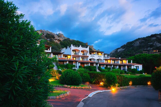 Baja Sardinia resort en Costa Smeralda por la noche, Cerdeña, Italia