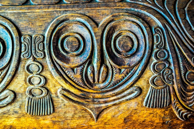 Bajorrelieve antiguo de madera tallada