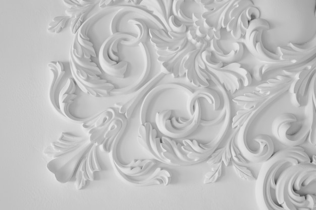 Bajorrelieve de diseño de pared blanca de lujo con molduras de estuco elemento rococó