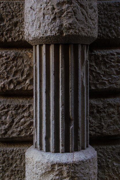 Foto un bajorrelieve de hormigón en la fachada del edificio.
