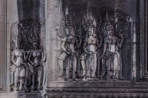 Bajorrelieve de piedra con antiguas diosas Khmer en la pared del templo Angkor Siem Reap, Camboya