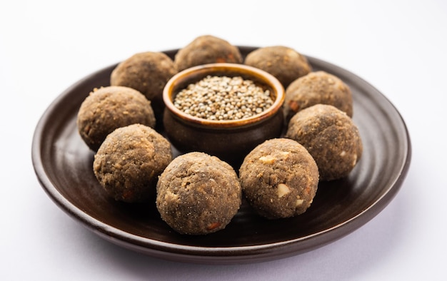 Foto bajra atta ladoo o kuler laddoo harina de mijo laddu un popular bocadillo dulce de invierno de la india