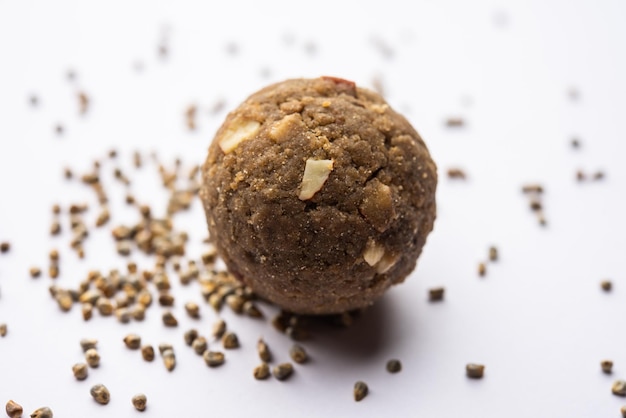 Foto bajra atta ladoo o kuler laddoo harina de mijo laddu un popular bocadillo dulce de invierno de la india