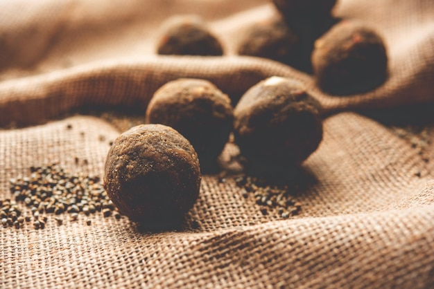 Bajra Atta Ladoo o kuler laddoo Millet Flour Laddu un popular snack dulce de invierno de la India