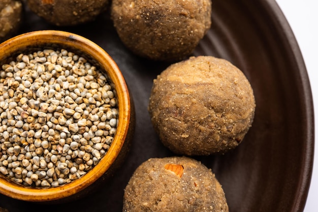 Bajra Atta Ladoo oder kuler laddoo Hirsemehl Laddu ist ein beliebter süßer Wintersnack aus Indien