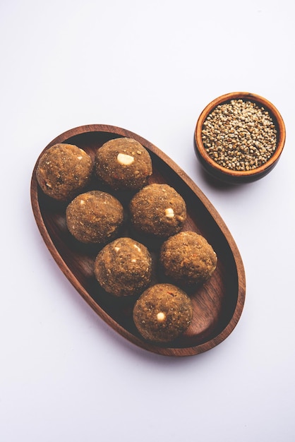 Foto bajra atta ladoo oder kuler laddoo hirsemehl laddu ist ein beliebter süßer wintersnack aus indien