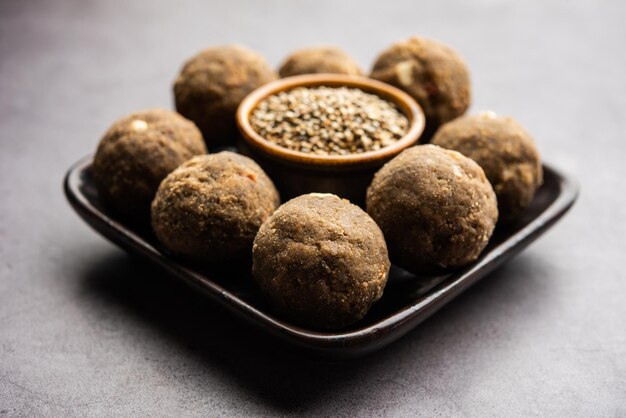 Bajra Atta Ladoo ou kuler laddoo farinha de milho Laddu um popular lanche doce de inverno da Índia