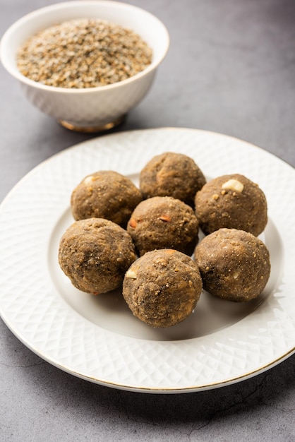 Bajra atta ladoo ou kuler laddoo millet flour laddu um popular lanche doce de inverno da índia