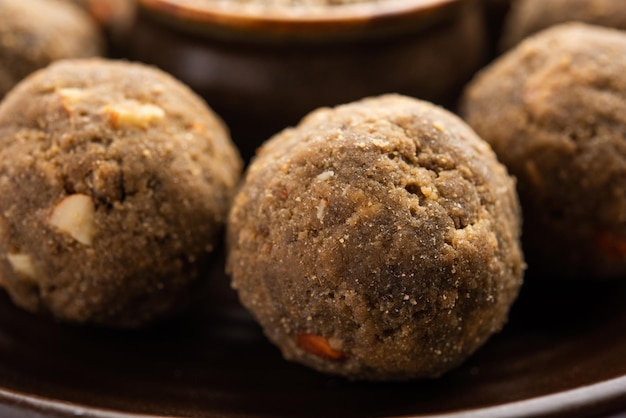 Bajra Atta Ladoo ou kuler laddoo Millet Flour Laddu um popular lanche doce de inverno da Índia