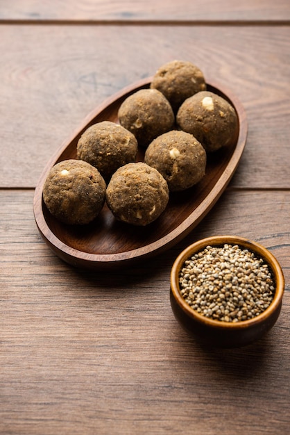 Bajra Atta Ladoo ou kuler laddoo Millet Flour Laddu um popular lanche doce de inverno da Índia