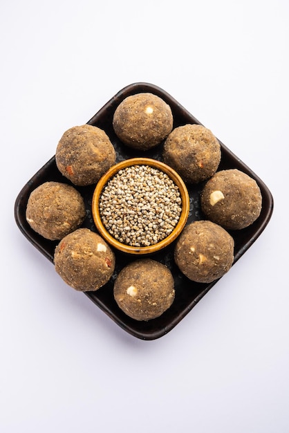 Bajra Atta Ladoo ou kuler laddoo Millet Flour Laddu um popular lanche doce de inverno da Índia