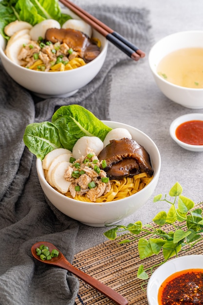 Bak chor mee Los fideos se mezclan con vinagre Carne picada Rodajas de cerdo Hígado de cerdo Setas en rodajas guisadas Albóndigas y trozos de manteca de cerdo frita