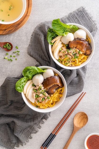 Bak chor mee O macarrão é jogado em vinagre carne picada fatias de porco fígado de porco estufado cogumelos fatiados bolinhos de carne e pedaços de banha frita