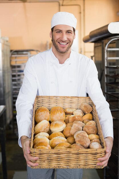 Foto baker con canasta de pan