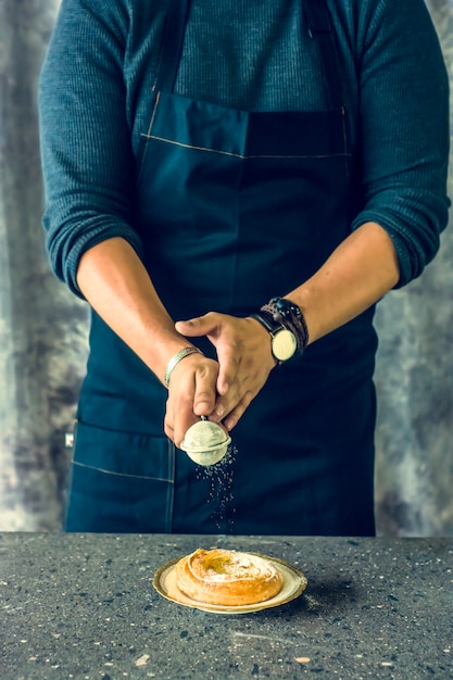 Baker, colocando açúcar no pão