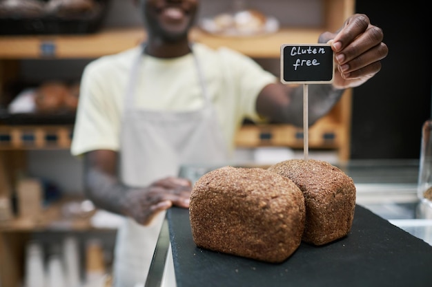 Baker colocando pão em vitrine