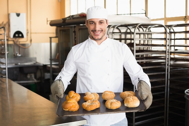 Baker mostrando la bandeja de rollos