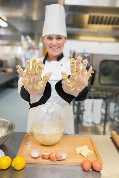 Baker mostrando sus manos con masa