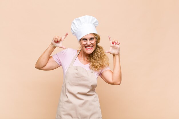 Baker mujer enmarcando su propia sonrisa