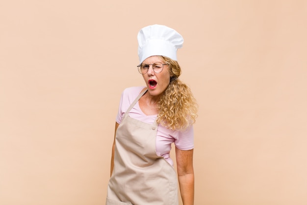 Baker mujer de mediana edad mirando feliz y amigable