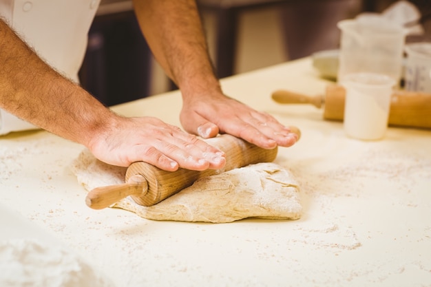 Baker rodando masa en un mostrador