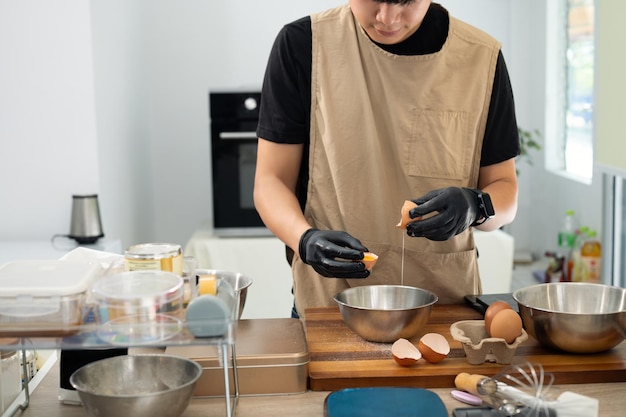 Baker separando ovos preparando um delicioso lote de biscoitos caseiros
