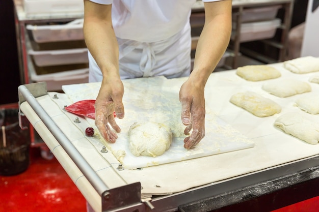 Baker trabajando con masa en la panadería