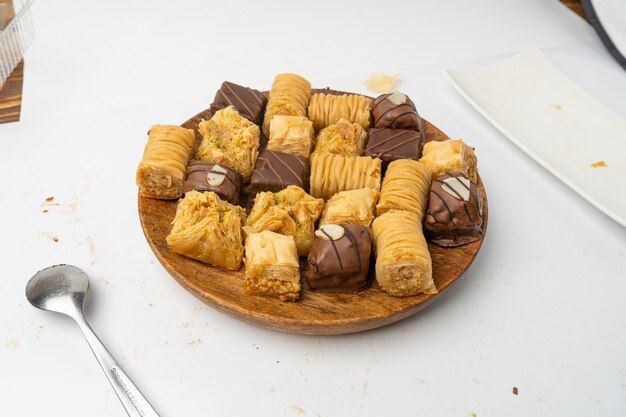 Baklava aislado pequeño postre de Ramadán dulce oriental Filo pasteles miel turca Baklawa desierto oriental