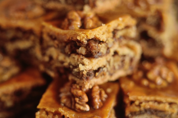 Baklava apetitoso con nueces y miel closeup