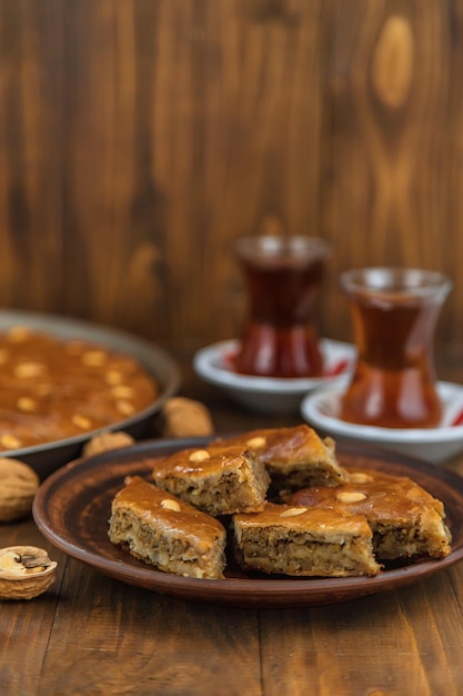 Baklava auf dem Tisch und Tee in türkischen Gläsern. Selektiver Fokus.