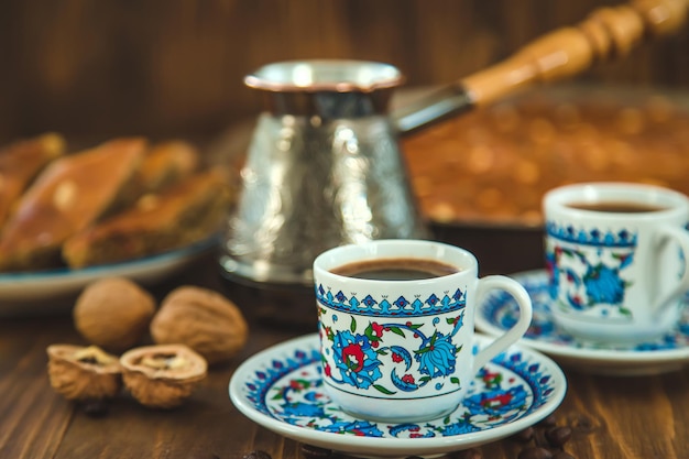 Baklava auf dem Tisch und türkischer Kaffee. Selektiver Fokus.