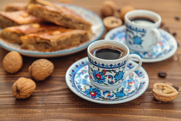 Baklava auf dem Tisch und türkischer Kaffee. Selektiver Fokus.