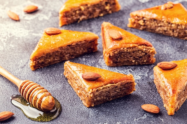 Baklava caseiro com nozes e mel