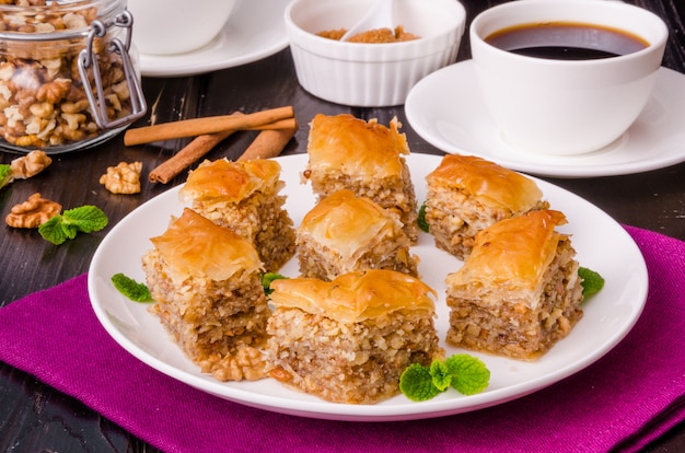 Baklava casera con masa filo y nueces en miel y jarabe de azúcar