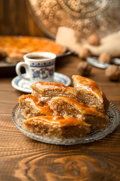 Baklava com nozes em um fundo de madeira Foco seletivo