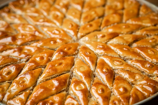 Baklava com nozes em um fundo de madeira. foco seletivo.