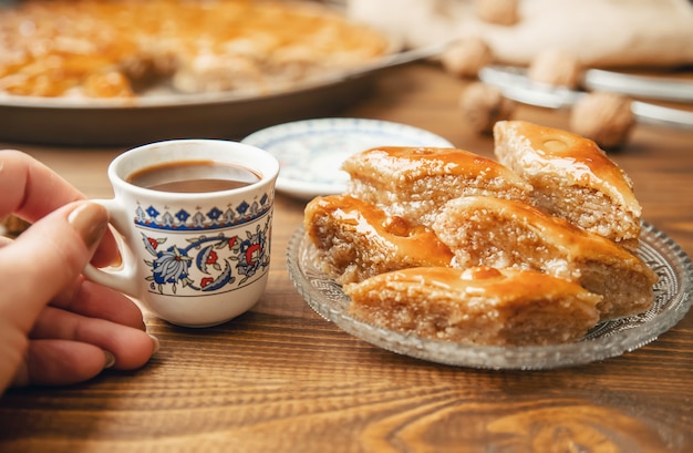 Baklava com nozes em um fundo de madeira. foco seletivo.