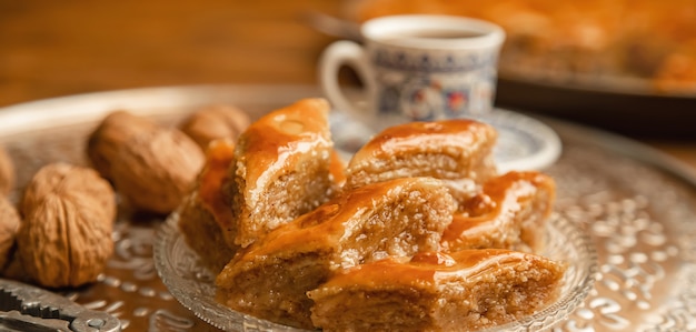 Baklava com nozes na madeira