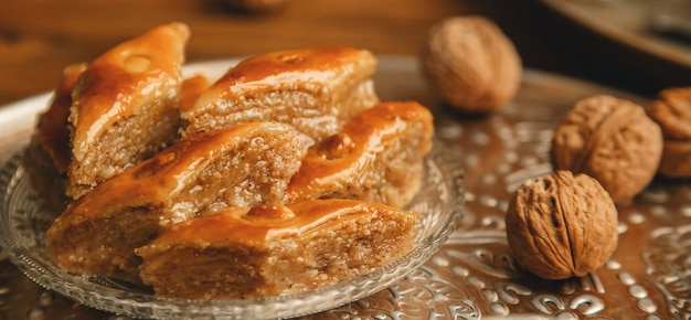 Baklava com nozes na madeira