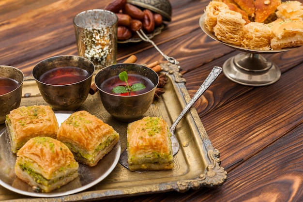 Baklava com xícaras de chá na bandeja