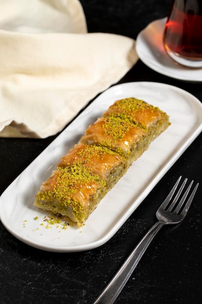 Baklava de pistache Baklava com pistache em fundo escuro sabor tradicional da culinária mediterrânea em close-up