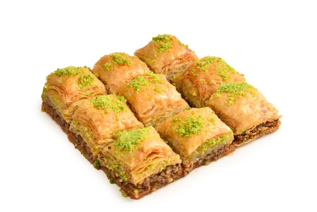 Baklava de pistache em um fundo branco. Sobremesa.